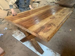 Mesa de tablones reciclados de Sequoia, trabajados con productos naturales para crear esta maravilla.