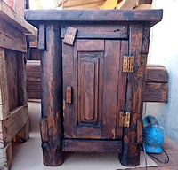 Juego de dormitorio fabricado con un 100% de Madera Reciclada por personas llenas de talento. Veladores de 50 cm de frente, 45 cm de ancho y 62 cm de alto. Cómoda de 1,6 m de largo, 90 cm de alto y 45 cm de fondo. Respaldo de 200 cm (cama King).