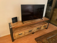 Rack trabajado 100% en madera reciclada y de demolición, combinado con fierros para darle un aspecto moderno.