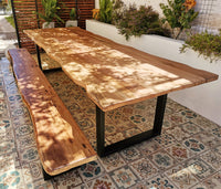 Mesa Comedor fabricada en Roble de Demolición y canto rústico. Un producto creado bajo un Modelo Sostenible. Considera 2 bancas laterales.