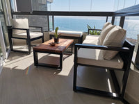 Terraza de perfiles de fierro de 80:40mm pensada para disfrutar del paisaje y con una mesa de centro en Roble de Demolición. Creada por Artesanos Chilenos que les sobra talento.