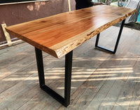 Barra rústica y noble, fabricada entre pino Oregón y Sequoia, perfecta para acompañar todo ambiente. 105 cm de alto y 80 cm de ancho.