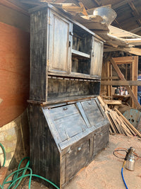 Reproducción Alacena Antigua, repisas y espacios construidos con piezas de madera de demolición. 