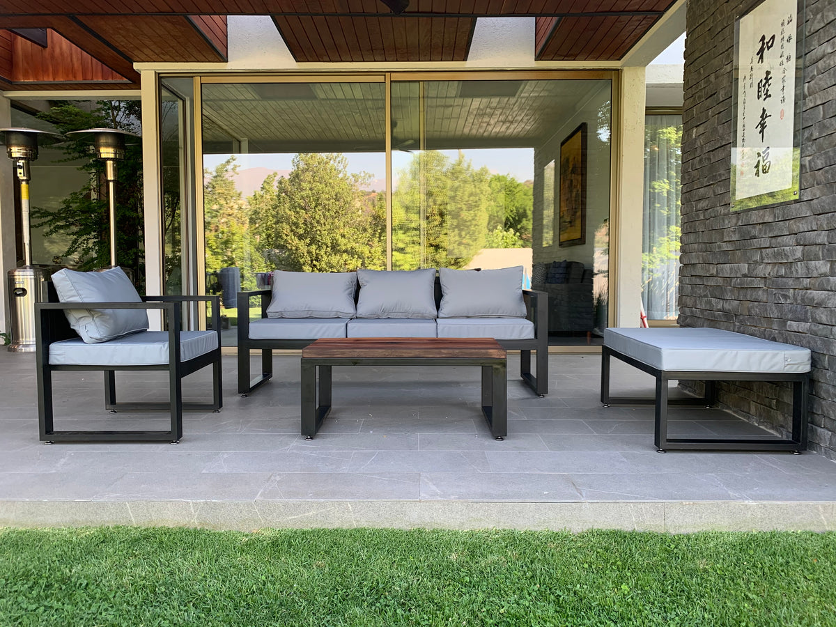 Terraza de perfiles de fierro de 80:40mm pensada para disfrutar del paisaje y con una mesa de centro en Roble de Demolición. Creada por Artesanos Chilenos que les sobra talento.