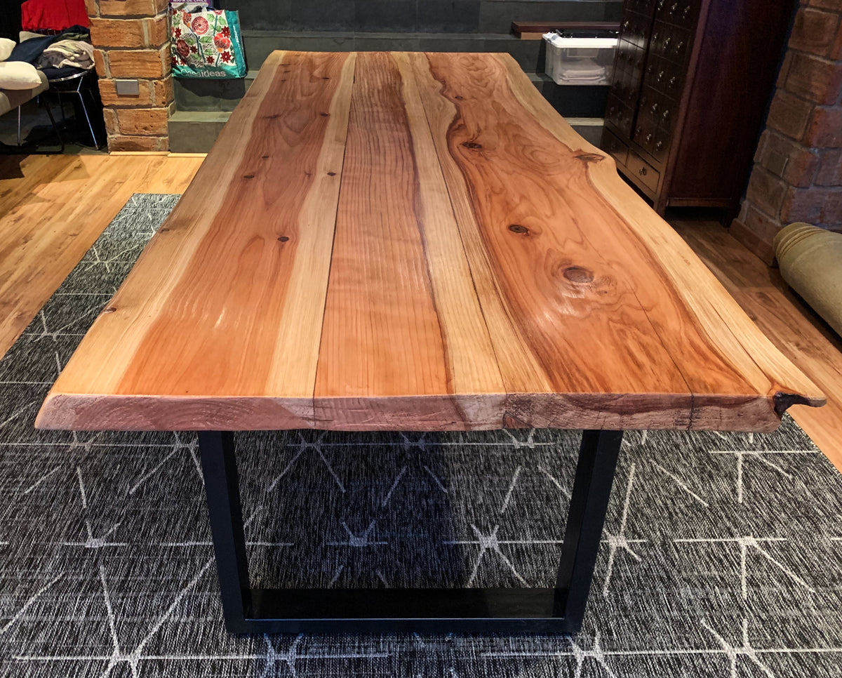 Mesa fabricada en Sequoia llena de vida con patas de fierro que contrastan con las vetas naturales de la madera.